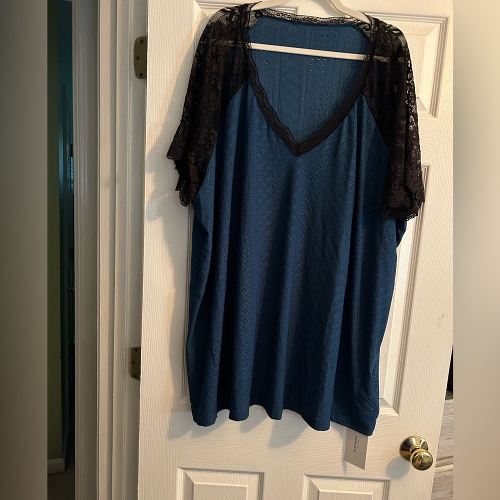 Plain Lace Raglan Sleeve Broderie
Anglaise Scalloped Trim T-shirt
Aegean / 30/6X